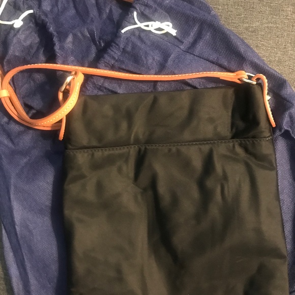 Dooney and Bourke cross body bag - Picture 4 of 4